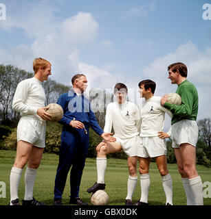 Bill Nicholson, Manager von Tottenham Hotspur (2. L), geht fünf Tage vor dem Pokalfinale auf Frank Saul, Joe Kinnear, Terry Venables und Pat Jennings ein Stockfoto