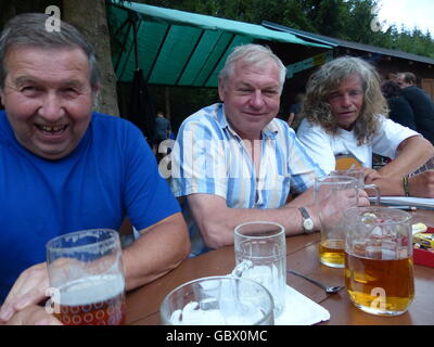 Tschechische Republik - Dobra Voda in der Nähe von Telc. Gruppe der älteren Männer sitzen am Tisch mit Bier und Converse. Stockfoto