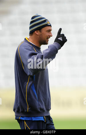 Cricket - Liverpool Victoria County Championship - Division One - Tag drei - Nottinghamshire / Durham - Trent Bridge. Steve Harmiso von Durham während des Aufwärmphase vor dem Spiel Stockfoto