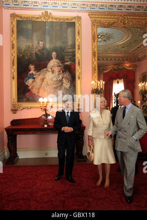 Der Prinz von Wales und die Herzogin von Cornwall, sehen Sie sich ein Porträt von Königin Victoria und Prinz Albert bei einem Besuch in der ehemaligen Heimat von Königin Victoria im Osborne House, East Cowes, Isle of Wight. Stockfoto