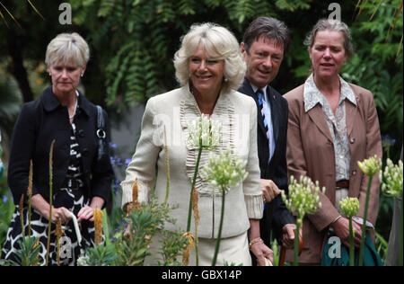 Die Herzogin von Cornwall mit Alan Titchmarsh beim Besuch des Botanischen Gartens von Ventnor, Ventnor, Isle of Wight. Stockfoto
