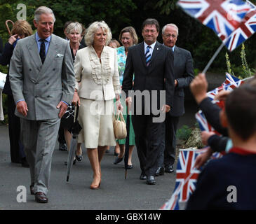 Der Prinz von Wales und die Herzogin von Cornwall, bei einem Besuch im Botanischen Garten von Ventnor, Isle of Wight. Stockfoto