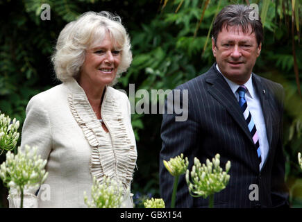 Die Herzogin von Cornwall mit Alan Titchmarsh beim Besuch des Botanischen Gartens von Ventnor, Ventnor, Isle of Wight. Stockfoto