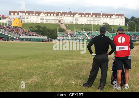 US's Tiger Woods (links) spricht mit Caddie Steve Williams am zweiten Tag der Open Championship im Turnberry Golf Club. Stockfoto