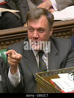 Schulsekretär Ed Balls verweist auf die Fragen des Premierministers im Unterhaus in London. Stockfoto