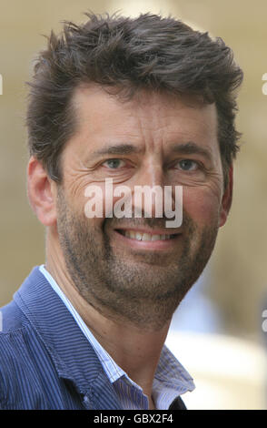 Graham Bickley (Miss Saigon und Star von BBC One's Comedy-Serie Bread) kündigt eine einmalige Feier des besten Musiktheaters an, Broadway to West End by Special Arrangement, im Theatre Royal Drury Lane in London. Stockfoto