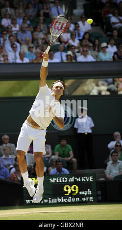 Der Schweizer Roger Federer im Einsatz gegen den kroatischen Ivo Karlovic während der Wimbledon-Meisterschaften im All England Lawn Tennis and Croquet Club, Wimbledon, London. Stockfoto