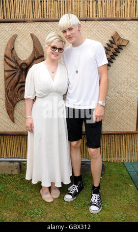 Kelly Osbourne und Verlobter Luke Worrall im Mahiki-Zelt der Henley-on-Thames Royal Regatta in Oxfordshire. Stockfoto