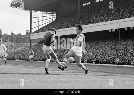 Fußball - Football League Division One - Arsenal gegen Manchester United. Manchester United Torwart David Gaskell (l) hackt den Ball frei von Arsenals Alan Skirton (r) Stockfoto