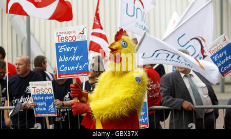 Ein als Huhn gekleideter Protestler demonstriert vor der Tesco-Jahresversammlung im Scottish Exhibition and Conference Centre in Glasgow. Stockfoto