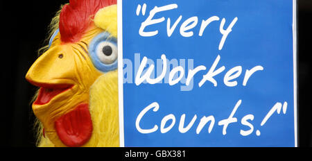 Ein als Huhn gekleideter Protestler demonstriert vor der Tesco-Jahresversammlung im Scottish Exhibition and Conference Centre in Glasgow. Stockfoto