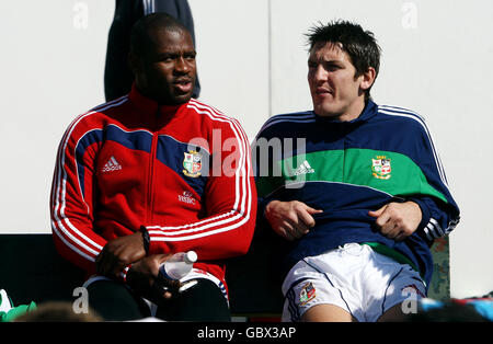 Britische und irische Lions Ugo Monye und James Hook während einer Trainingseinheit an der St Davids School, Johannesburg, Südafrika. Stockfoto