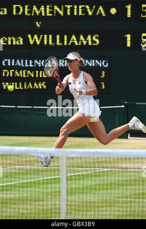 Tennis - Wimbledon Championships 2009 - Tag zehn - All England Lawn Tennis und Croquet Club. Die russische Elena Dementieva in Aktion während des Halbfinalmatches der Frauen gegen die US-Amerikanerin Serena Williams Stockfoto