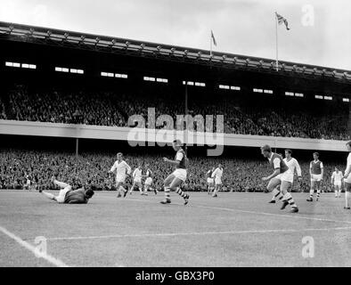 Manchester United-Torwart David Gaskell (l) rettet sich, als Arsenals Alan Skirton (c) vor der Herausforderung steht, beobachtet von Nobby Lawton (2. L) von United und John Barnwell von Arsenal (r) Stockfoto