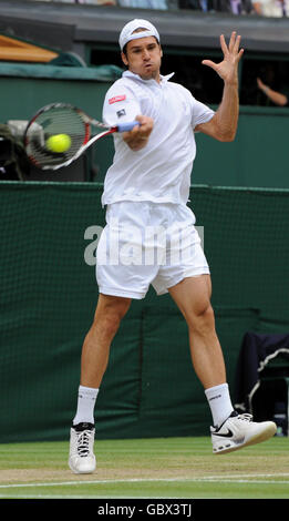 Deutschlands Tommy Haas im Einsatz gegen den Schweizer Roger Federer während der Wimbledon Championships im All England Lawn Tennis und Croquet Club, Wimbledon, London. Stockfoto