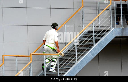 Australiens Kapitän Ricky Ponting geht zurück in die Garderobe, nachdem er während des Spiels der International Tour in New Road, Worcester, von Steve Harmiton gewurscht wurde. Stockfoto