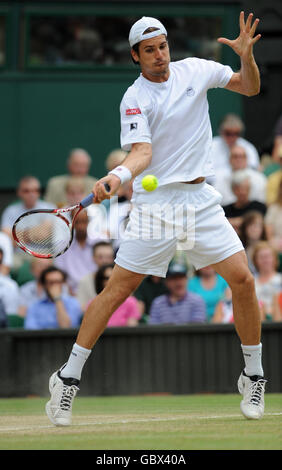 Deutschlands Tommy Haas im Einsatz gegen den Schweizer Roger Federer während der Wimbledon Championships im All England Lawn Tennis und Croquet Club, Wimbledon, London. Stockfoto