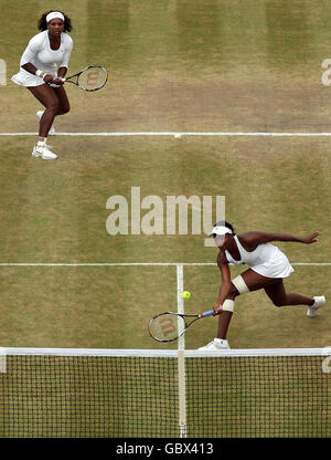 Tennis - Wimbledon Championships 2009 - Day Eleven - The All England Lawn Tennis and Croquet Club. Die USA Serena und Venus Williams während ihres Halbfinalmatches im Doppel Stockfoto