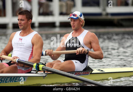 Am dritten Tag der Henley Royal Regatta, die auf der Themse in Henley-on-Thames, Oxfordshire, stattfindet, treten die Briten Peter Read und Andrew Triggs-Hodge im Silver Goblets & Nickalls' Challenge Cup für den Molesey Boat Club und den Leander Club an. Stockfoto