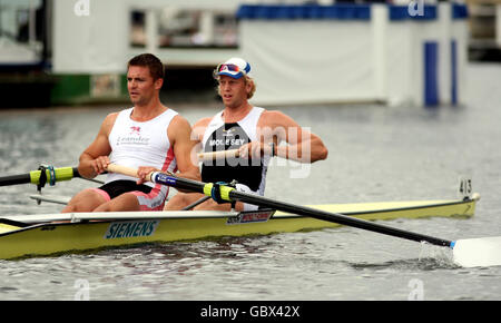 Am dritten Tag der Henley Royal Regatta, die auf der Themse in Henley-on-Thames, Oxfordshire, stattfindet, treten die Briten Peter Read und Andrew Triggs-Hodge im Silver Goblets & Nickalls' Challenge Cup für den Molesey Boat Club und den Leander Club an. Stockfoto