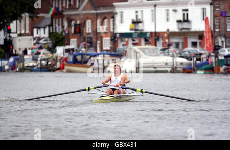 Am dritten Tag der Henley Royal Regatta, die auf der Themse in Henley-on-Thames, Oxfordshire, stattfindet, treten die Briten Peter Read und Andrew Triggs-Hodge im Silver Goblets & Nickalls' Challenge Cup für den Molesey Boat Club und den Leander Club an. Stockfoto