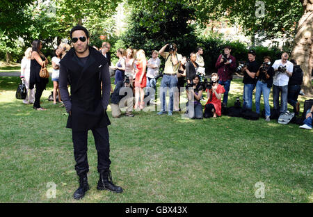 Lenny Kravitz, der 20 Jahre in der Musikindustrie feiert, wird bei einer Fotozelle gesehen, um seine neue Let Love Rule Tour im Cadogan Hotel in London zu starten. Stockfoto