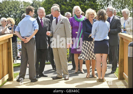 Der Prinz von Wales und die Herzogin von Cornwall unterhalten sich mit Schülern, bevor sie das integrierte Gesundheitszentrum besuchen, während sie die Penair School, Truro, Cornwall besuchen. Stockfoto
