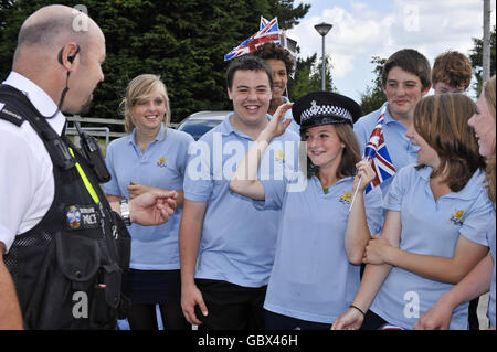 Charlie Wilkes, 14, Schüler der Penair School aus Truro, versucht sich mit einem Polizist-Hut, als sie auf den Besuch des Prinzen von Wales und der Herzogin von Cornwall in der Penair School in Truro, Cornwall warten. Stockfoto