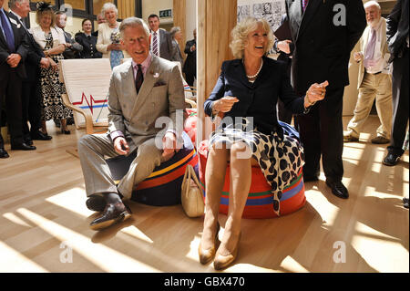 Der Prinz von Wales und die Herzogin von Cornwall sitzen auf Sitzsäcken im Integrierten Gesundheitszentrum, bevor sie sich eine Präsentation von Schülern während ihres Besuchs in der Penair School, Truro, Cornwall anhören. Stockfoto