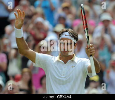 Der Schweizer Roger Federer feiert seinen Sieg über Deutschlands Tommy Haas bei den Wimbledon Championships im All England Lawn Tennis and Croquet Club, Wimbledon, London. Stockfoto