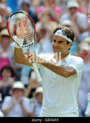 Der Schweizer Roger Federer feiert seinen Sieg über Deutschlands Tommy Haas bei den Wimbledon Championships im All England Lawn Tennis and Croquet Club, Wimbledon, London. Stockfoto