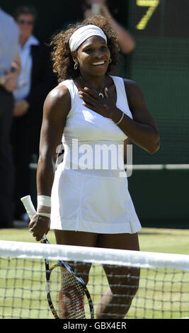 Die US-Amerikanerin Serena Williams feiert ihren Sieg über die US-Amerikanerin Venus Williams während der Wimbledon Championships im All England Lawn Tennis und Croquet Club, Wimbledon, London. Stockfoto