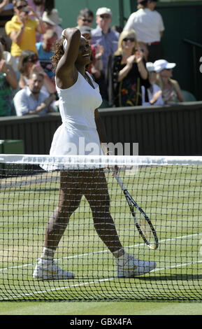 Die US-Amerikanerin Serena Williams feiert ihren Sieg über die US-Amerikanerin Venus Williams während der Wimbledon Championships im All England Lawn Tennis und Croquet Club, Wimbledon, London. Stockfoto