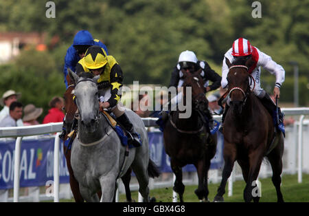 Pferderennen - Coral-Eclipse Day - Sandown Racecourse. Strawberrydaiquiri mit Ryan Moore (gelb und schwarz) gewinnt den Coral Distaff während des Coral-Eclipse Day auf der Sandown Racecourse in Surrey. Stockfoto