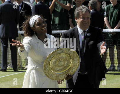 Die US-Amerikanerin Serena Williams feiert ihren Sieg über die US-Amerikanerin Venus Williams während der Wimbledon Championships im All England Lawn Tennis und Croquet Club, Wimbledon, London. Stockfoto