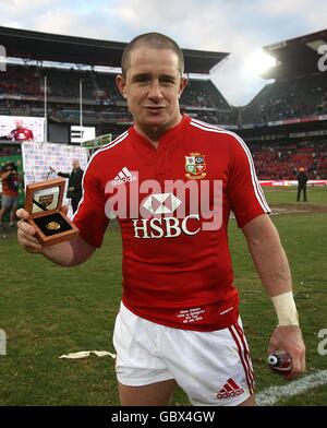 Rugby Union - Tour Match - Dritter Test - Südafrika gegen britische und irische Löwen - Coca Cola Park. Shane Williams, der britische und irische Lions, feiert mit seinem Mann des Spiels den Preis Stockfoto