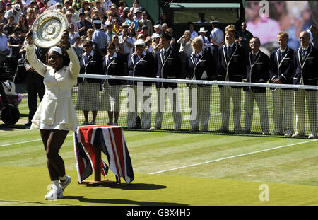 Die US-Amerikanerin Serena Williams feiert ihren Sieg über die US-Amerikanerin Venus Williams während der Wimbledon Championships im All England Lawn Tennis und Croquet Club, Wimbledon, London. Stockfoto