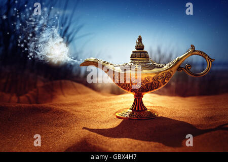 Magie von Aladdin Genie Lampe Stockfoto