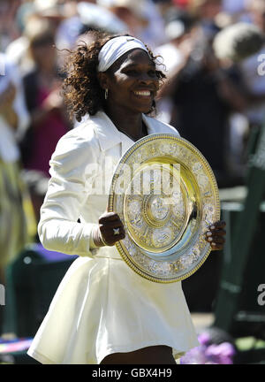 Die US-Amerikanerin Serena Williams feiert ihren Sieg über die US-Amerikanerin Venus Williams während der Wimbledon Championships im All England Lawn Tennis und Croquet Club, Wimbledon, London. Stockfoto