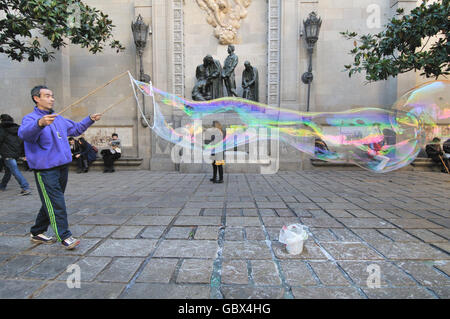 Seifenblasen. Plaça de Garriga Bachs ich. Gotischen Viertel. Ciutat Vella Bezirk. Barcelona. Katalonien. Spanien. Stockfoto