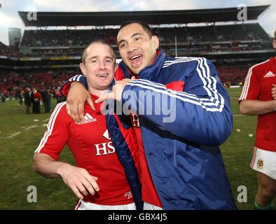 Rugby Union - Tour Match - Dritter Test - Südafrika gegen britische und irische Löwen - Coca Cola Park. Shane Williams (links) und Riki Flutey von britischen und irischen Lions feiern nach dem letzten Pfiff Stockfoto