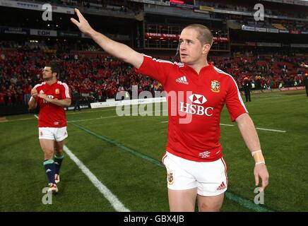 Rugby Union - Tour Match - Dritter Test - Südafrika gegen britische und irische Löwen - Coca Cola Park. Shane Williams (rechts) von britischen und irischen Lions bestätigt die Fans nach dem letzten Pfiff Stockfoto