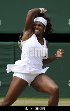 Die USA Serena Williams im Einsatz gegen Venus Williams während der Wimbledon Championships im All England Lawn Tennis und Croquet Club, Wimbledon, London. Stockfoto