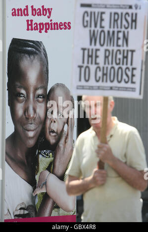 Ein Mann hält ein Plakat in Dublins O'Connell Street während einer Demonstration zur Förderung der Abtreibung. Stockfoto