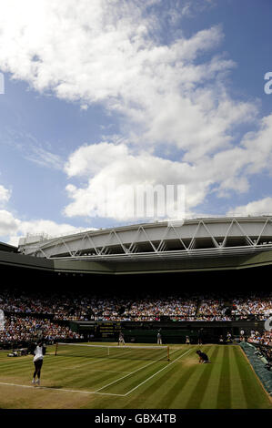 Action auf dem Center Court zwischen Serena und Venus Williams bei ihrem Finale der Damen im Einzel während der Wimbledon Championships im All England Lawn Tennis and Croquet Club, Wimbledon, London. Stockfoto