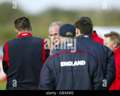 Fußball - FIFA Fußball-Weltmeisterschaft 2006 Qualifikation - Gruppe sechs - England Training. Englands Manager Sven Goran Eriksson plaudert während des Trainings mit seinem Team Stockfoto