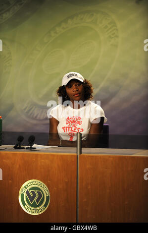 Die US-Amerikanerin Serena Williams spricht in einer Pressekonferenz nach ihrem Sieg über Venus Williams im Finale der Damen-Singles während der Wimbledon-Meisterschaften beim All England Lawn Tennis und Croquet Club in Wimbledon, London, zu den Medien. Stockfoto