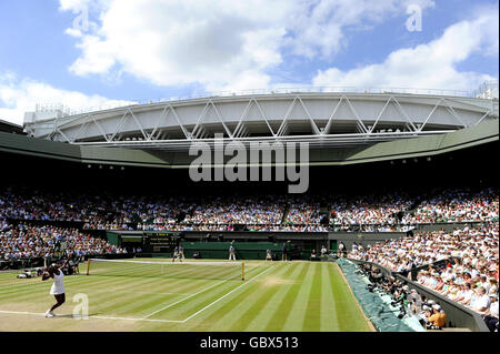 Ein Blick auf das Geschehen auf dem Centre Court zwischen Serena und Venus Williams in ihrem Ladies Singles' Final während der Wimbledon Championships im All England Lawn Tennis und Croquet Club, Wimbledon, London. Stockfoto