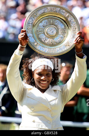 Die US-Amerikanerin Serena Williams mit ihrer Trophäe, nachdem sie ihre Schwester Venus Williams im Ladies Final während der Wimbledon Championships 2009 beim All England Lawn Tennis and Croquet Club, Wimbledon, London, besiegt hatte. Stockfoto