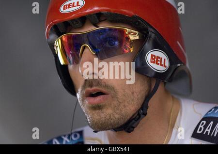 Radfahren - Tour de France 2009 - Etappe 1. Fabian Cancellara von Saxo Bank wartet während der Tour de France in Monaco auf den Start der einzelnen Zeitfahren. Stockfoto